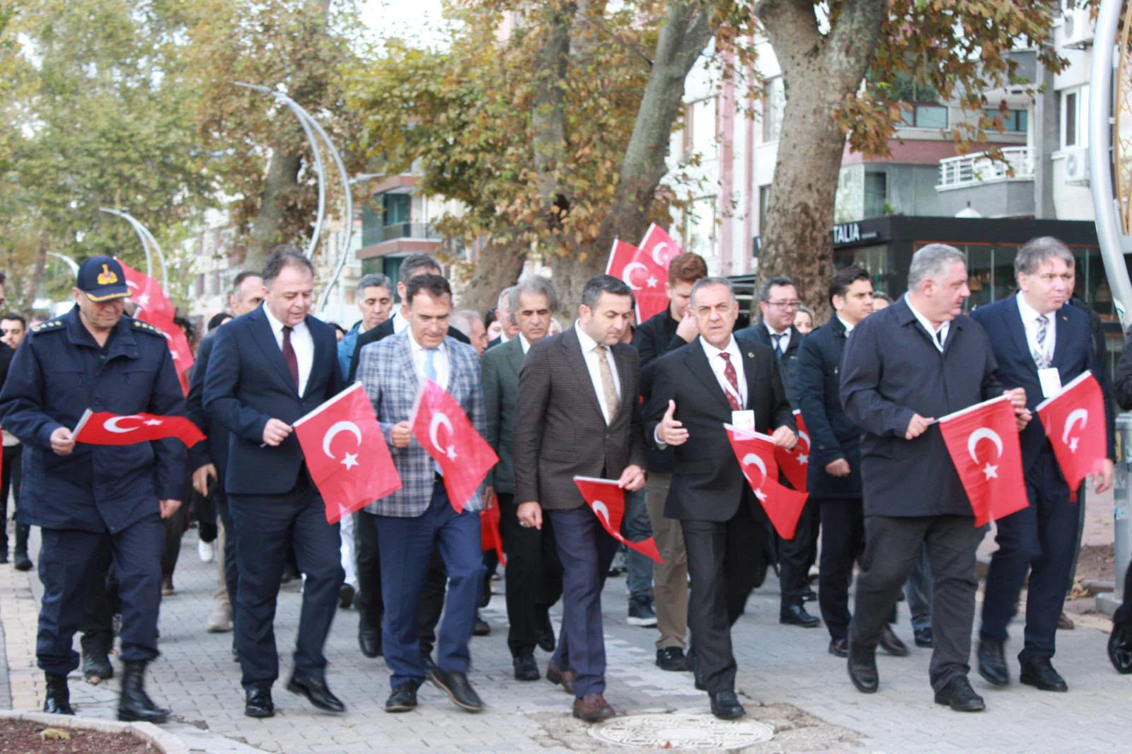 Kortej yürüyüşü sırasında festival katılımcıları Türk bayraklarıyla Yalova’da ilerliyor.