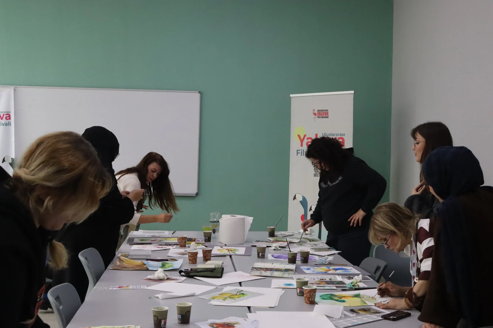 Yalova Film Festivali kapsamındaki workshopta öğrenciler ve eğitmenler uygulamalı çalışma yapıyor.